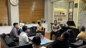 Polisi menyampaikan hasil proses mediasi atau Restorative Justice (RJ) antara seorang guru berinisial CB yang dikenal dengan sebutan Ibu Budi dan pihak orang tua murid terkait dugaan kasus kekerasan verbal di sebuah sekolah swasta di Tangsel. 