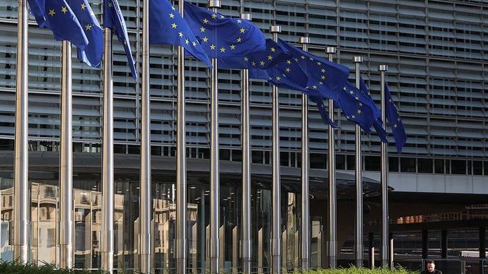Bendera Uni Eropa terlihat di markas besar Komisi Eropa di Brussel, Belgia (23/5/2025).