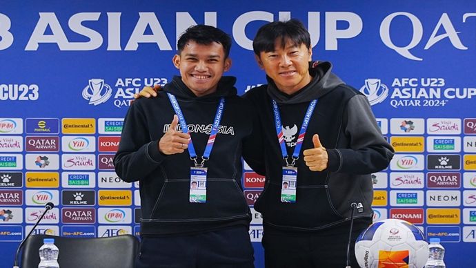 Pelatih Timnas Indonesia U-23, Shin Tae-yong bersama Witan Sulaeman jelang laga melawan Uzbekistan di semifinal Piala Asia U-23 2024. (dok PSSI)