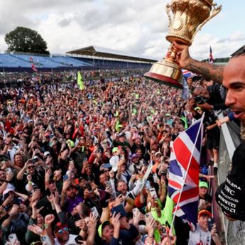 Akhiri Paceklik Kemenangan di F1, Lewis Hamilton Menangis Usai Juara di Silverstone