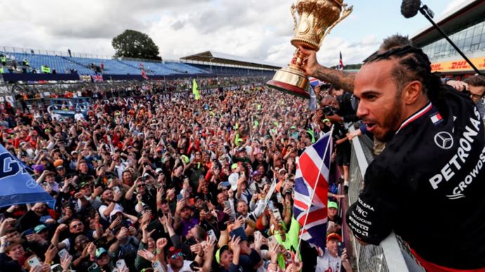 Lewis Hamilton berhasil mengakhiri paceklik kemenangannya di ajang F1 usai memenangkan GP Silverstone.