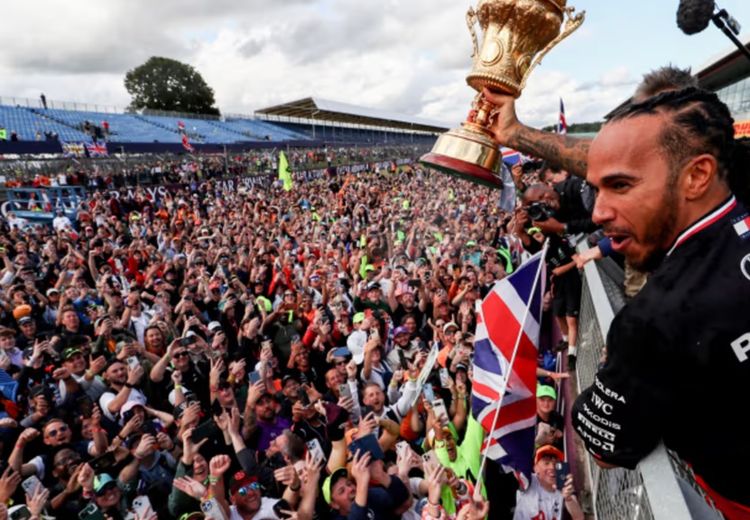 Akhiri Paceklik Kemenangan di F1, Lewis Hamilton Menangis Usai Juara di Silverstone