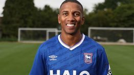 Gabung Ipswich Town, Ashley Young Setim dengan Elkan Baggott