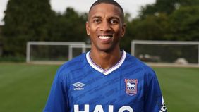Ashley Young menandatangani kontrak singkat selama setahun bersama Ipswich Town.