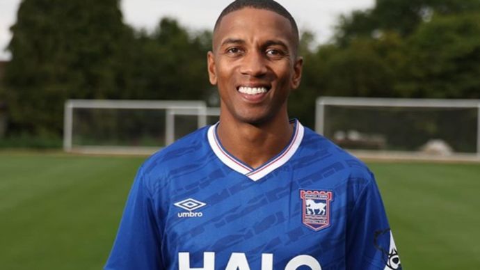 Ashley Young resmi gabung Ipswich Town