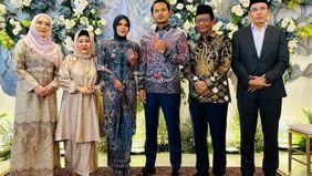 Zahwa Nadhira, putri Dr. Tuan Guru Bajang (TGB) H. Muhammad Zainul Majdi, mantan Gubernur Nusa Tenggara Barat (NTB), resmi dilamar oleh Royhan Akbar, putra Prof. H. Mahfud MD, mantan Menko Polhukam periode 2019-2024.