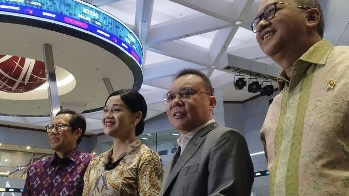 Wakil Ketua DPR RI Sufmi Dasco Ahmad (kedua kanan), CEO Badan Pengelola Investasi Daya Anagata Nusantara (Danantara) Rosan Roeslani (kanan), Ketua Dewan Komisioner OJK Frederica Widyasari Dewi (ketiga kiri). dan Direktur Penilaian Perusahaan BEI I Ge
