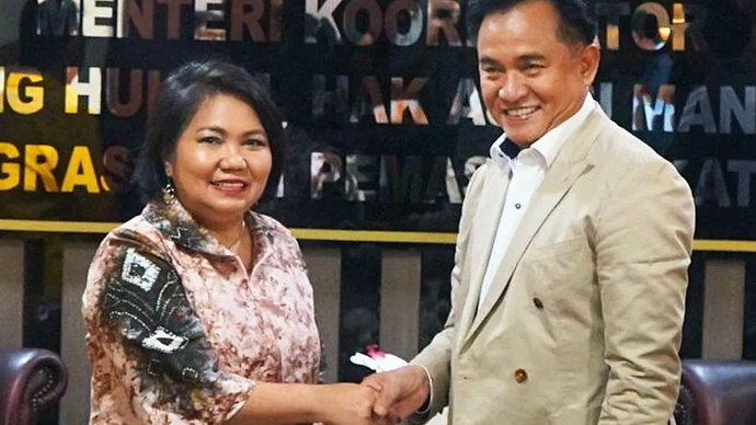 Menteri Koordinator Bidang Hukum, HAM, Imigrasi, dan Pemasyarakatan RI Yusril Ihza Mahendra (kanan) saat menerima kunjungan Duta Besar Filipina untuk Indonesia Gina Aragon Jamoralin (kiri) di Jakarta, Senin (11/11/2024).