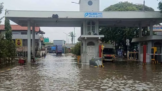 Banjir rob menggenangi jalan menuju kawasan Pelabuhan Sunda Kelapa, Jakarta Utara, Selasa (17/12/2024).