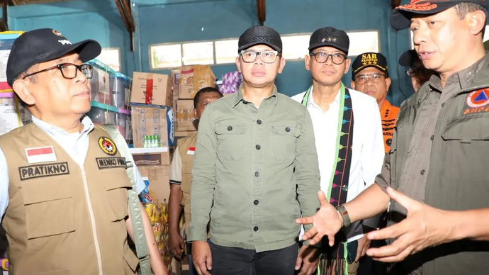 Kepala Badan Nasional Penanggulangan Bencana (BNPB) Suharyanto bersama Menteri Koordinator Bidang Pembangunan Manusia dan Kebudayaan (Menko PMK) Pratikno dan Wakil Menteri Dalam Negeri (Wamendagru) Bima Arya saat meninjau lokasi yang akan dibangun hunian sementara korban erupsi Gunung Lewotobi Laki-Laki di Kabupaten Flores Timur Nusa Tenggara Timur, Minggu (24/11/2024).