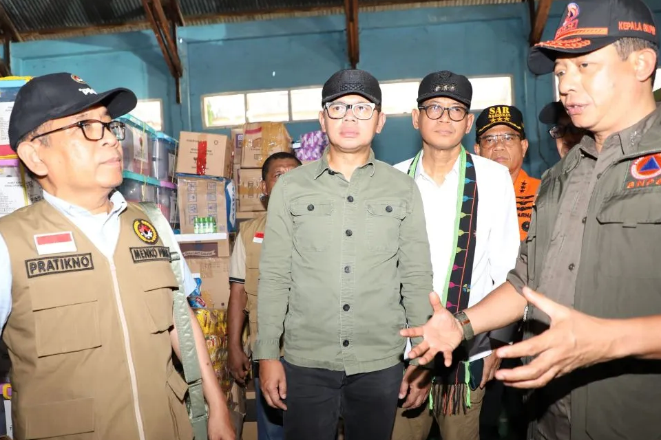 Kepala Badan Nasional Penanggulangan Bencana (BNPB) Suharyanto bersama Menteri Koordinator Bidang Pembangunan Manusia dan Kebudayaan (Menko PMK) Pratikno dan Wakil Menteri Dalam Negeri (Wamendagru) Bima Arya saat meninjau lokasi yang akan dibangun hu <b>(Antara)</b>