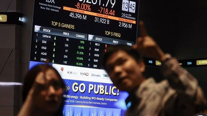 Karyawan mengamati layar digital pergerakan Indeks Harga Saham Gabungan (IHSG) di Bursa Efek Indonesia (BEI), Jakarta, Rabu (28/1/2026).