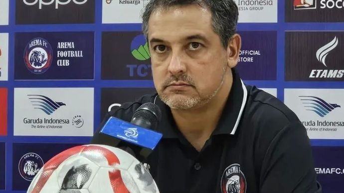 Arsip Foto : Pelatih Arema FC Marcos Santos memberikan keterangan kepada wartawan di Stadion Kanjuruhan, Kabupaten Malang, Jawa Timur, Selasa (30/12/2025)