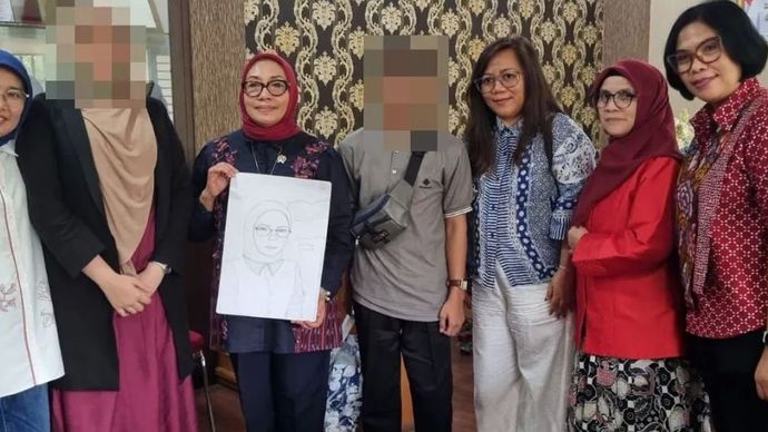Menteri Pemberdayaan Perempuan dan Perlindungan Anak Arifah Fauzi (ketiga kiri) memperlihatkan sketsa gambar dirinya  hasil karya anak berkonflik hukum, di Medan, Sumatra Utara, Minggu (1/2/2026).