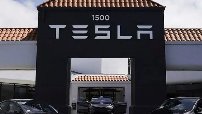 showroom kendaraan listrik (electric vehicle/EV) Tesla di San Mateo, California, Amerika Serikat, Senin (15/4/2024). 