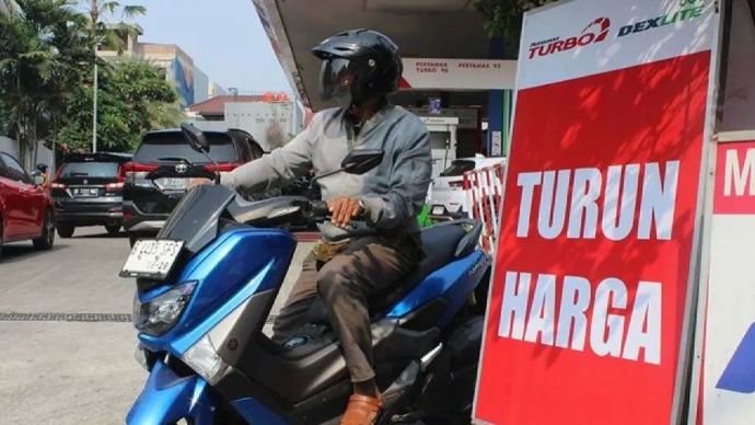 Arsip foto - Pengendara motor melintas usai mengisi bahan bakar minyak (BBM) di SPBU Cikini, Jakarta, Kamis (2/11/2023). 