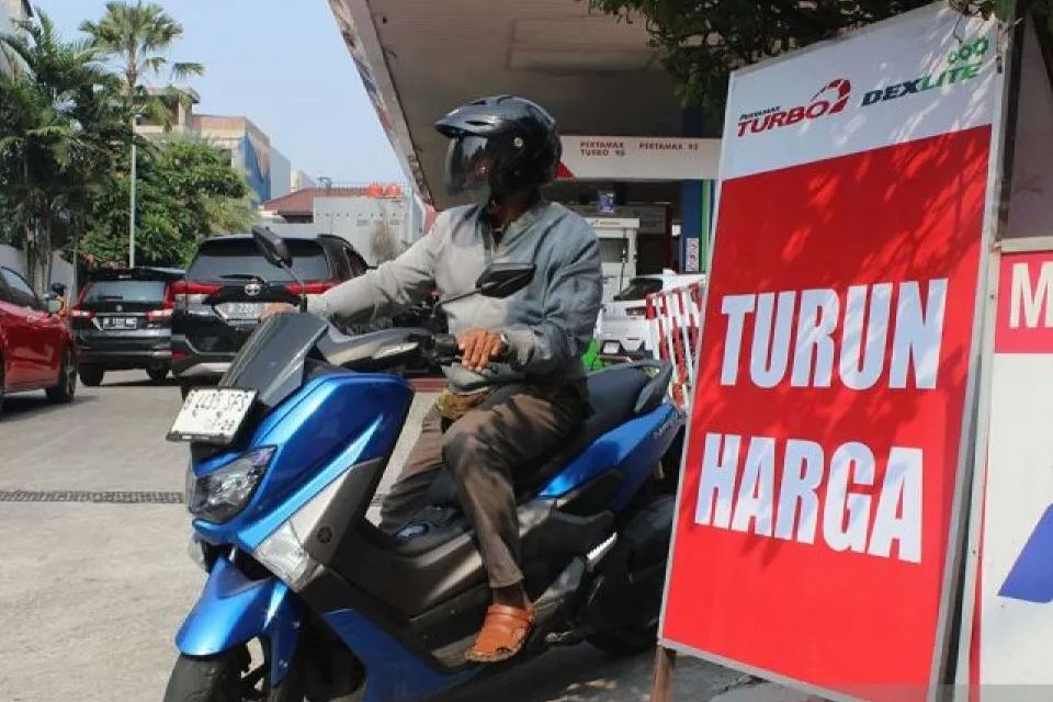 Arsip foto - Pengendara motor melintas usai mengisi bahan bakar minyak (BBM) di SPBU Cikini, Jakarta, Kamis (2/11/2023).  <b>(Antara)</b>