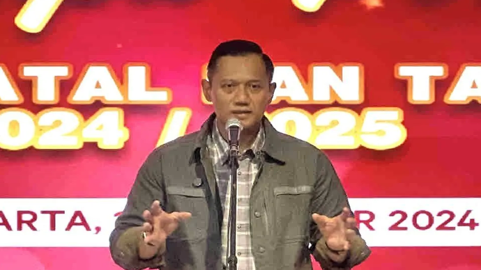 Menteri Koordinator Bidang Infrastruktur dan Pembangunan Kewilayahan (Menko Infra) Agus Harimurti Yudhoyono (AHY) dalam Jumpa Pers Angkutan Natal dan Tahun Baru 2024/2025 di Jakarta, Senin (16/12/2024 malam.