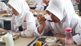 Sebanyak 12.054 siswa dari 41 sekolah di DKI Jakarta menerima makanan gratis pada hari pertama pelaksanaan Program Makan Bergizi Gratis (MBG), Senin, 6 Januari 2025.