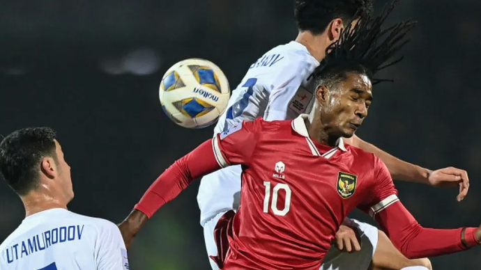 Pesepak bola Timnas U-20 Indonesia Ronaldo Kwateh (kanan) berebut bola di udara dengan pesepak bola Timnas U-20 Uzbekistan Esanov Sherzod (atas) dalam laga terakhir Grup A Piala Asia U-20 di Stadion Istiqlol, Fergana, Uzbekistan, Selasa (7/3/20230).