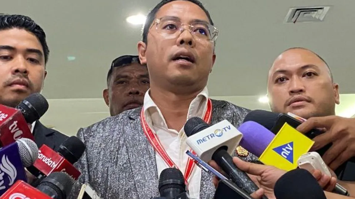 Perwakilan tim hukum Calon Gubernur dan Wakil Gubernur DKI Jakarta momor urut 1 Ridwan Kamil-Suswono, Faizal Hafied (tengah), menjawab pertanyaan wartawan di Gedung I MK, Jakarta, Senin (9/12/2024).