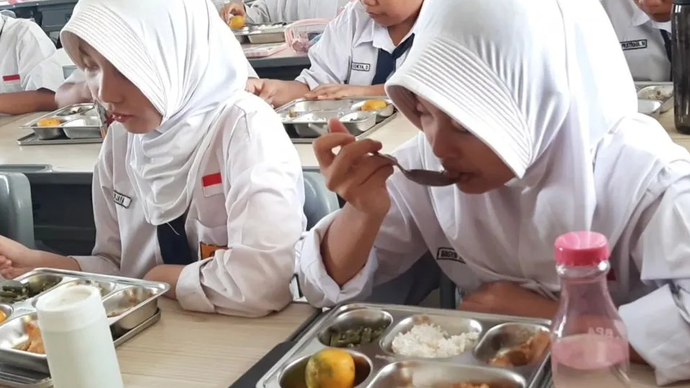 Siswa SMP Barunawati, Jakarta Barat, menyantap makan siang dalam Program Makan Bergizi Gratis (MBG) yang dimulai serentak di Indonesia, termasuk Jakarta pada Senin (6/1/2025).