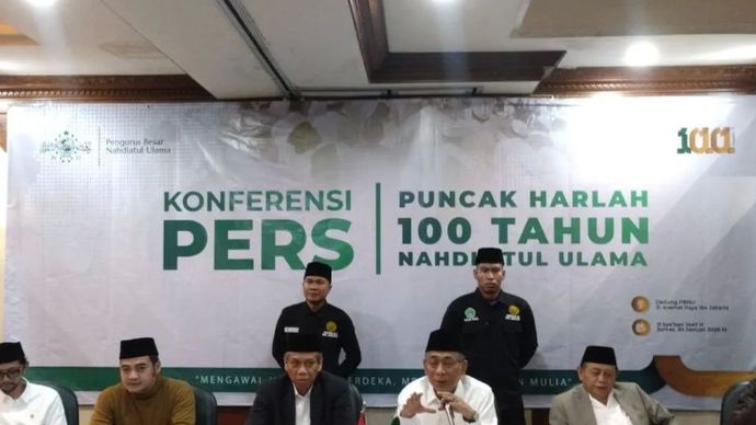 Ketua Umum PBNU Yahya Cholil Staquf (tengah) dalam konferensi pers jelang peringatan Harlah ke-100 NU di Jakarta, Jumat (30/1/2026). 