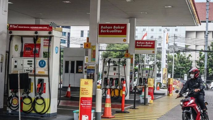 Warga melintas di SPBU Shell di Jalan Menteng Raya, Jakarta, Kamis (27/11/2025).