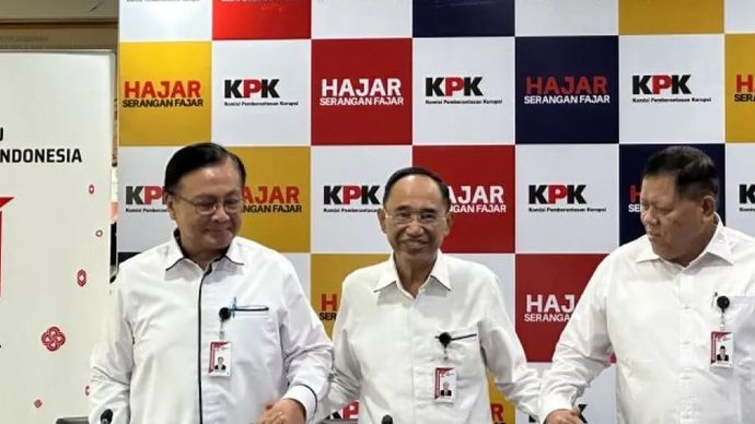 Ketua Dewan Pengawas Komisi Pemberantasan Korupsi Gusrizal (tengah) bersama anggota Dewas KPK Benny Mamoto (kiri) dan Sumpeno sebelum memberikan keterangan pers di Gedung Pusat Edukasi Antikorupsi KPK, Jakarta, Senin, 3 Agustus 2026
