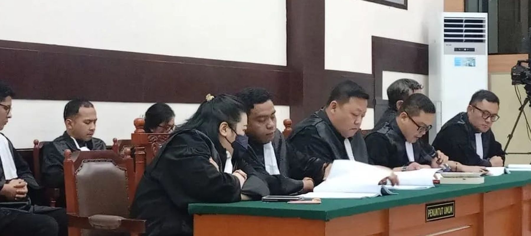 Jaksa penuntut umum membeberkan kronologi Tifauzia Tyassuma (Dokter Tifa) dalam sidang perdana tersangka kasus dugaan fitnah dan pencemaran nama baik terkait keaslian ijazah Presiden ke-7 RI Joko Widodo (Jokowi) di Pengadilan Negeri Jakarta Timur, Ka