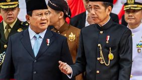 Presiden Joko Widodo (Jokowi) berdampingan bersama Menteri Pertahanan (Menhan) Prabowo Subianto bersilaturahmi dengan keluarga awak KRI Nanggala-402 yang berada di Sidoarjo lewat konfrensi video.