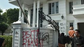 Sejumlah rumah milik pejabat publik menjadi sasaran penjarahan oleh massa tak dikenal. Peristiwa ini membuat warga sekitar kaget sekaligus heran, karena mereka menyaksikan hal-hal tak biasa saat kejadian berlangsung.