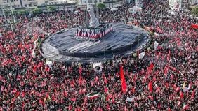 Ribuan warga Iran memadati jalan-jalan di Ibu Kota Teheran untuk mengikuti prosesi pemakaman mantan pemimpin tertinggi Ali Khamenei, yang dilaporkan tewas dalam serangan Amerika Serikat dan Israel.