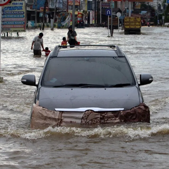 Ketahui Cara Atasi Kerusakan Mobil yang Terendam Banjir