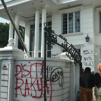 Begini Kondisi Rumah Uya Kuya di Pondok Bambu, Pagar Hancur, Tembok Dicoret ‘Disita Rakyat’