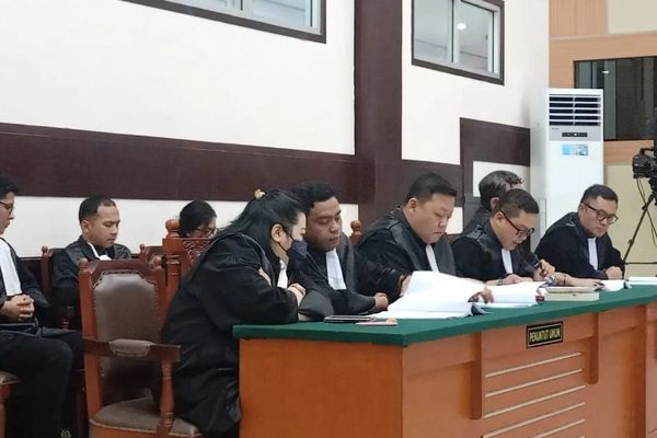 Jaksa penuntut umum membeberkan kronologi Tifauzia Tyassuma (Dokter Tifa) dalam sidang perdana tersangka kasus dugaan fitnah dan pencemaran nama baik terkait keaslian ijazah Presiden ke-7 RI Joko Widodo (Jokowi) di Pengadilan Negeri Jakarta Timur, Ka