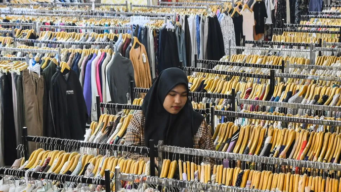 Warga memilih pakaian saat berbelanja di Mall Blok M Square, Jakarta, Jumat (15/11/2024). . 