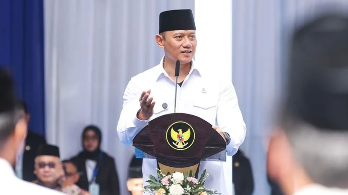 Menteri Koordinator Bidang Infrastruktur dan Pembangunan Kewilayahan Agus Harimurti Yudhoyono (AHY) dalam Upacara Hari Bhakti Transmigrasi di Kantor Kementerian Transmigrasi, Jakarta, Kamis (12/12/2024). 