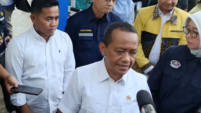 Menteri ESDM Bahlil Lahadalia saat meninjau SPBUN di Balikpapan, Kalimantan Timur, Sabtu (14/12/2024). 