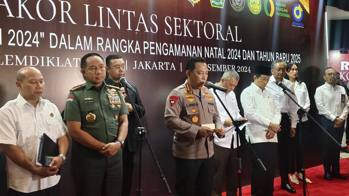 Kapolri Jenderal Pol. Listyo Sigit Prabowo (tengah) berbicara di hadapan awak media usai menghadiri rakor lintas sektor dalam rangka kesiapan pengamanan masa libur Natal 2024 dan Tahun Baru 2025 di Gedung Auditorium PTIK, Jakarta, Senin (16/12/2024). 