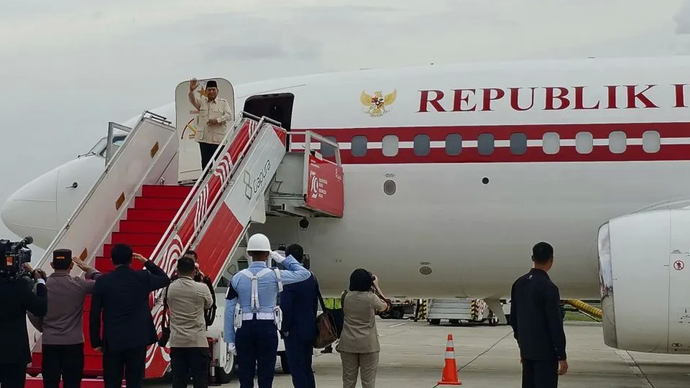 Presiden RI Prabowo Subianto berpisah dengan para anggota Kabinet Merah Putih untuk bertolak ke Kairo, Mesir melakukan kunjungan kenegaraan, di Pangkalan TNI AU Halim Perdanakusama, Jakarta, Selasa (17/12/2024). 