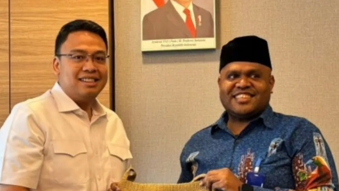 Wakil Menteri Komunikasi dan Digital Angga Raka Prabowo (kiri) saat menerima Ketua Persatuan Radio Swasta Nasional Indonesia (PRSSNI) Provinsi Papua Barat David Alexander Baru di Kantor Kementerian Komdigi, Jakarta Pusat, Senin (16/12/2024).