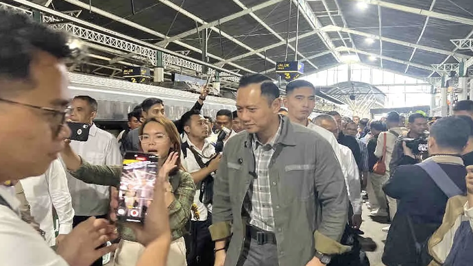 Menteri Koordinator Bidang Infrastruktur dan Pembangunan Kewilayahan (Menko Infra) Agus Harimukti Yudhoyono (AHY) seusai uji coba direct train atau kereta api (KA) tanpa transit rute Jakarta-Yogyakarta, di Stasiun Tugu Yogyakarta, Selasa (17/12/2024).