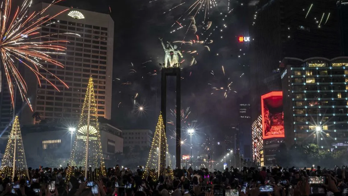 Arsip foto - Ribuan warga menyaksikan pesta kembang api menyambut tahun baru 2023 di kawasan Bundaran HI, Jakarta, Senin (1/1/2023). Pemprov DKI Jakarta menggelar 