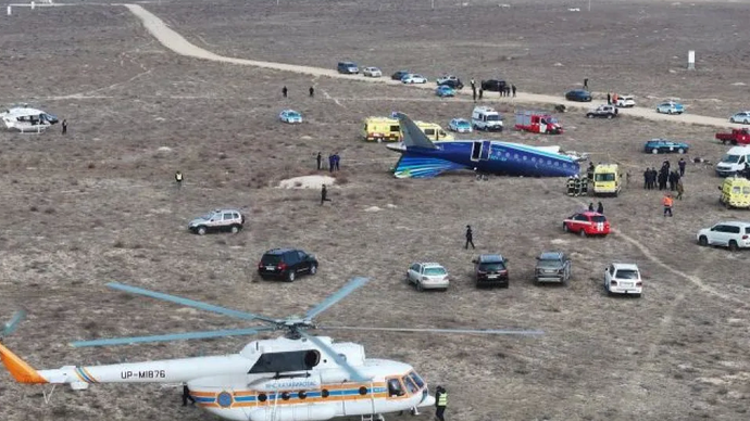 Foto udara petugas berada di dekat lokasi jatuhnya pesawat penumpang Azerbaijan Airlines di dekat kota Aktau, Kazakhstan, Rabu (25/12/2024).