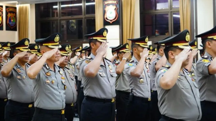 Beberapa personel mengikuti upacara kenaikan pangkat di Gedung Rupatama Mabes Polri, Jakarta, pada Rabu (1/1/2025).