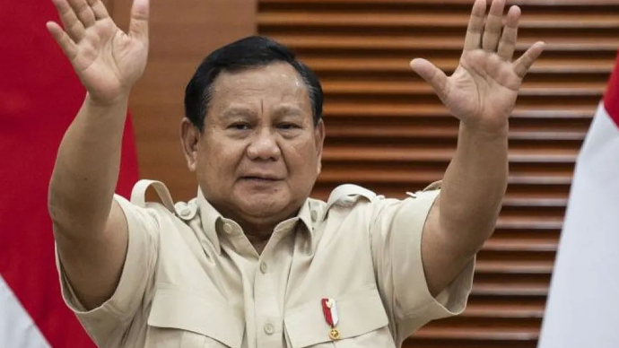 Arsip - Presiden Prabowo Subianto melambaikan tangan usai menyampaikan keterangan pers terkait kenaikan tarif Pajak Pertambahan Nilai (PPN) di Kantor Kementerian Keuangan, Jakarta, Selasa (31/12/2024).