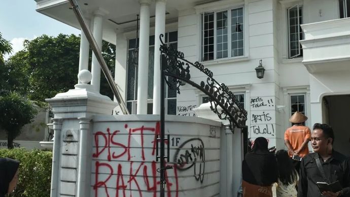 Kondisi rumah Anggota DPR Surya Utama atau Uya Kuya yang berantakan  Pondok Bambu, Jakarta Timur/Antara
