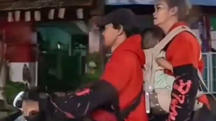 Tangkapan layar - Pasangan suami-istri (pasutri) viral di media sosial lantaran berkendara di wilayah Palmerah, Jakarta Barat, sambil merokok dan membawa bayi