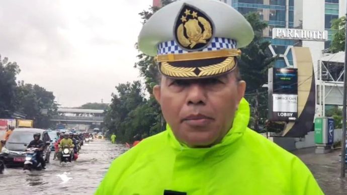 Wakil Kepala Satuan Lalu Lintas Polres Metro Jakarta Timur Kompol Sunaryo di Jalan DI Panjaitan, Jatinegara, Jakarta Timur, Kamis (29/1/2026). 